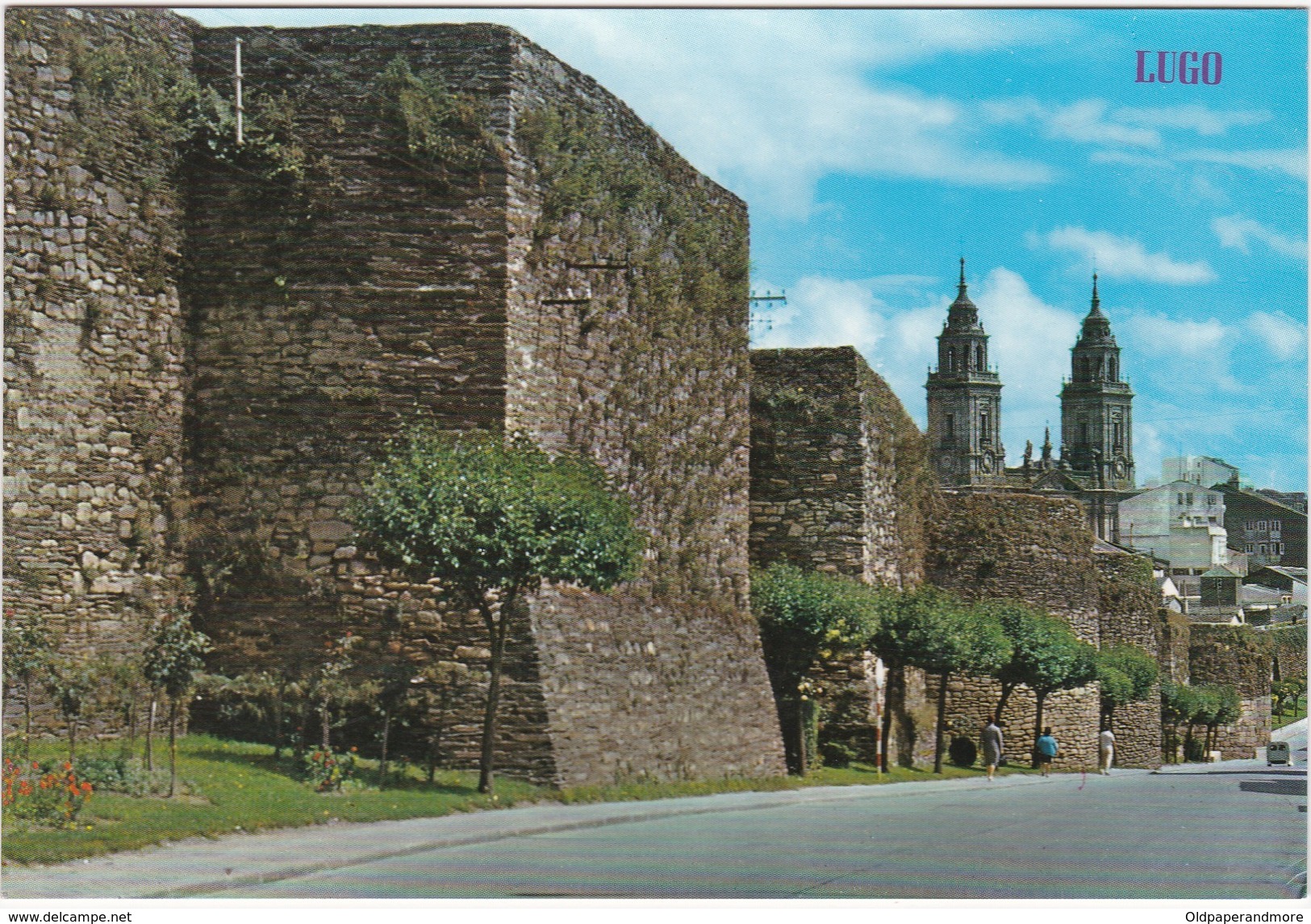 POSTCARD SPAIN  ESPAÑA - GALICIA - LUGO - MURALLA ROMANA AL FONDO CATEDRAL - Lugo