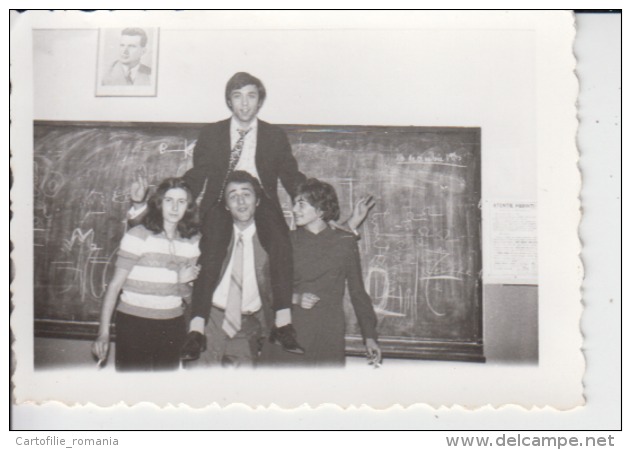 Teenagers On The School - Romania - Nicolae Ceausescu Communist Leader Echte Photo 86/60 Mm - Other & Unclassified