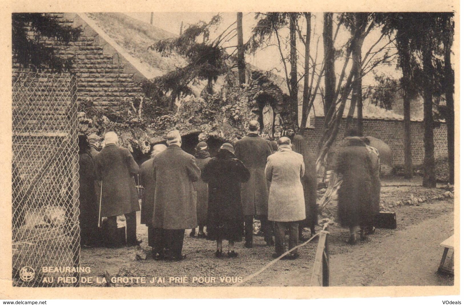 Beauraing - CPA - Au Pied De La Grotte - Beauraing