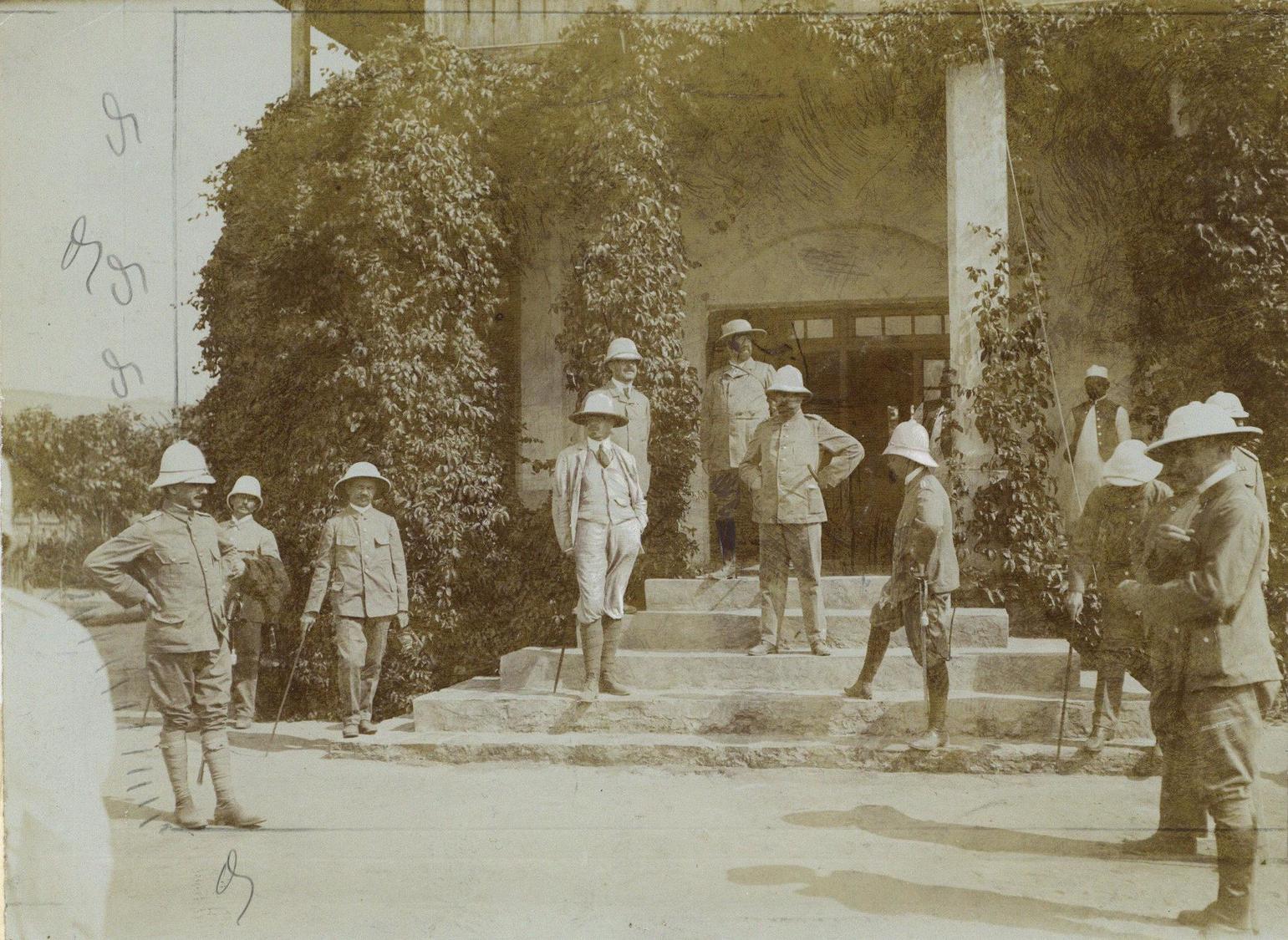 Kolonien Deutsch-Ostafrika Foto 16 X 12 Staatssekretär Derenburg Vor Der Residentur In Bukoba 1907 I-II Colonies - Storia