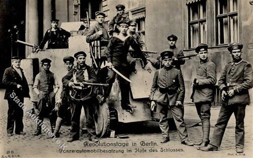 Berlin Mitte (1000) Revolutionstage Panzerautomobilbesatzung Im Hofe Des Schlosses I - Andere & Zonder Classificatie