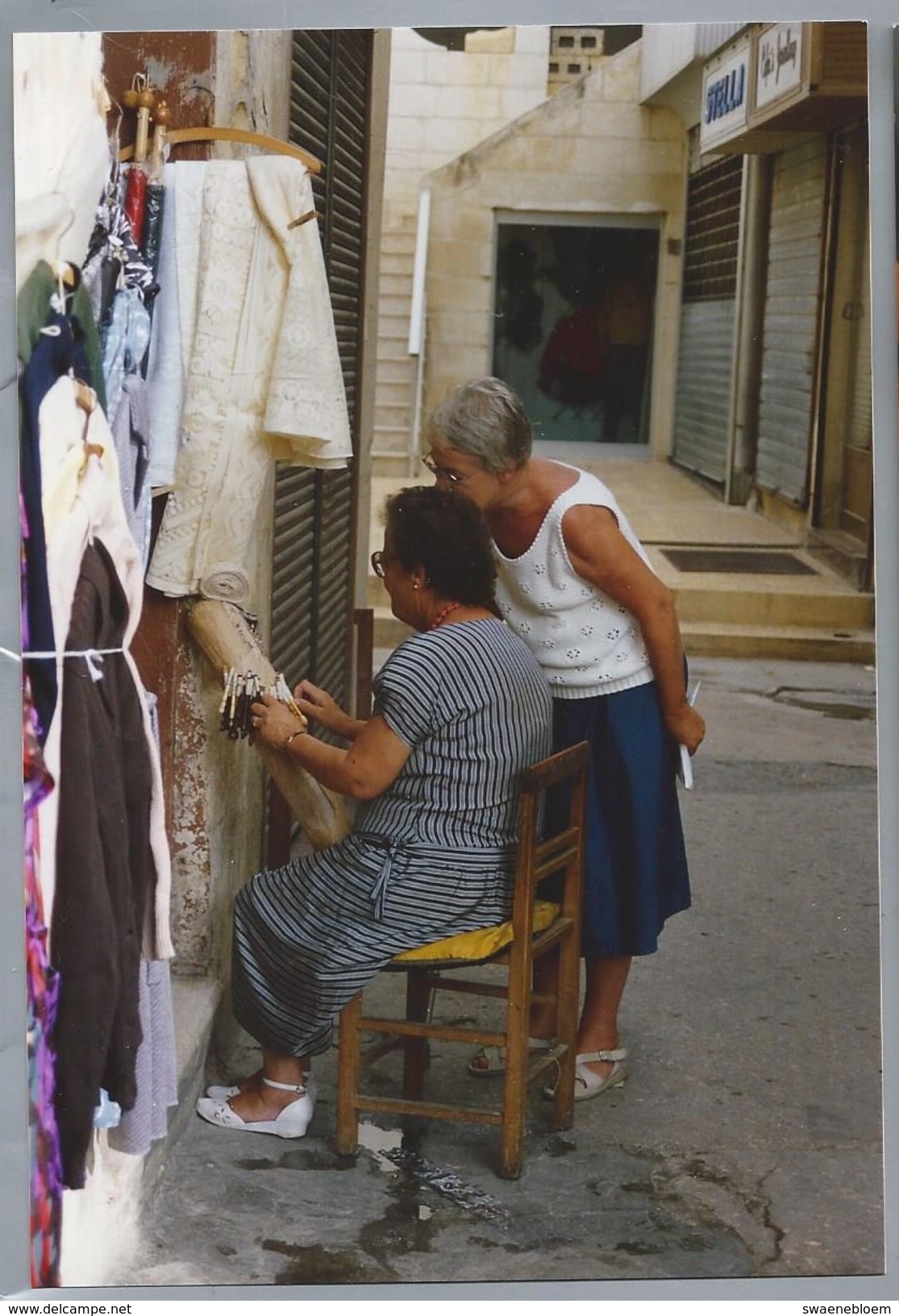 MT.- KANTKLOSSEN. Kantklos Foto Gemaakt Op Malta, September 1990. Kantwerkster. - Beroepen