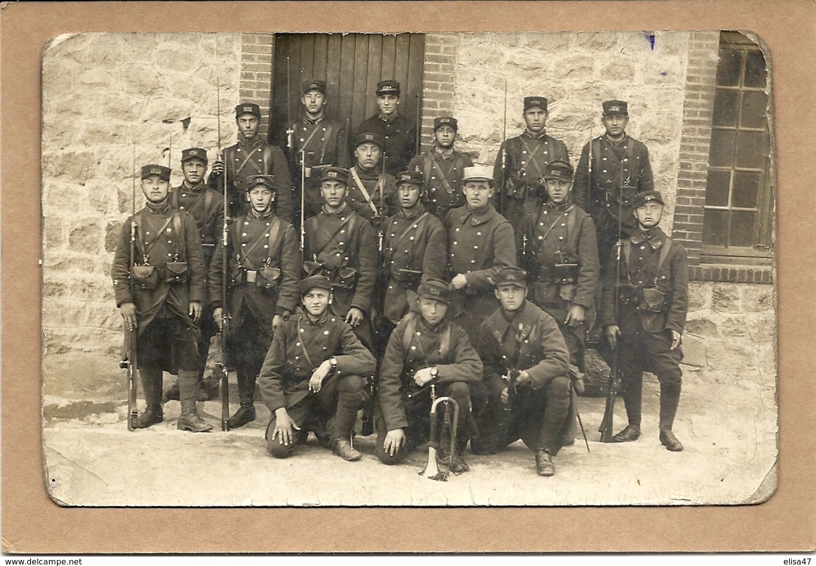 GROUPE DE MILITAIRE  EN  FIN DE GARDE  NO  127 SUR COL ET KEPIS - Régiments