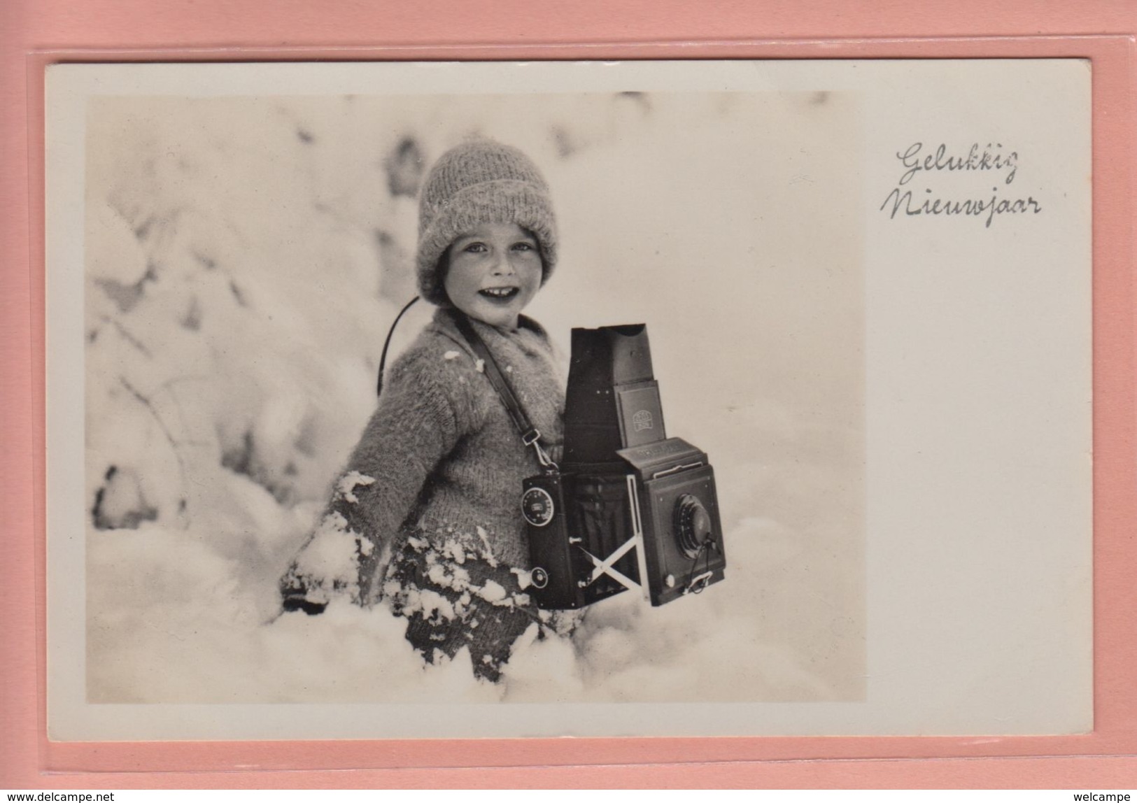 OLD PHOTO POSTCARD    - YOUNG PHOTOGRAPHER - PHOTO CAMERA FROM  1930'S - Autres & Non Classés