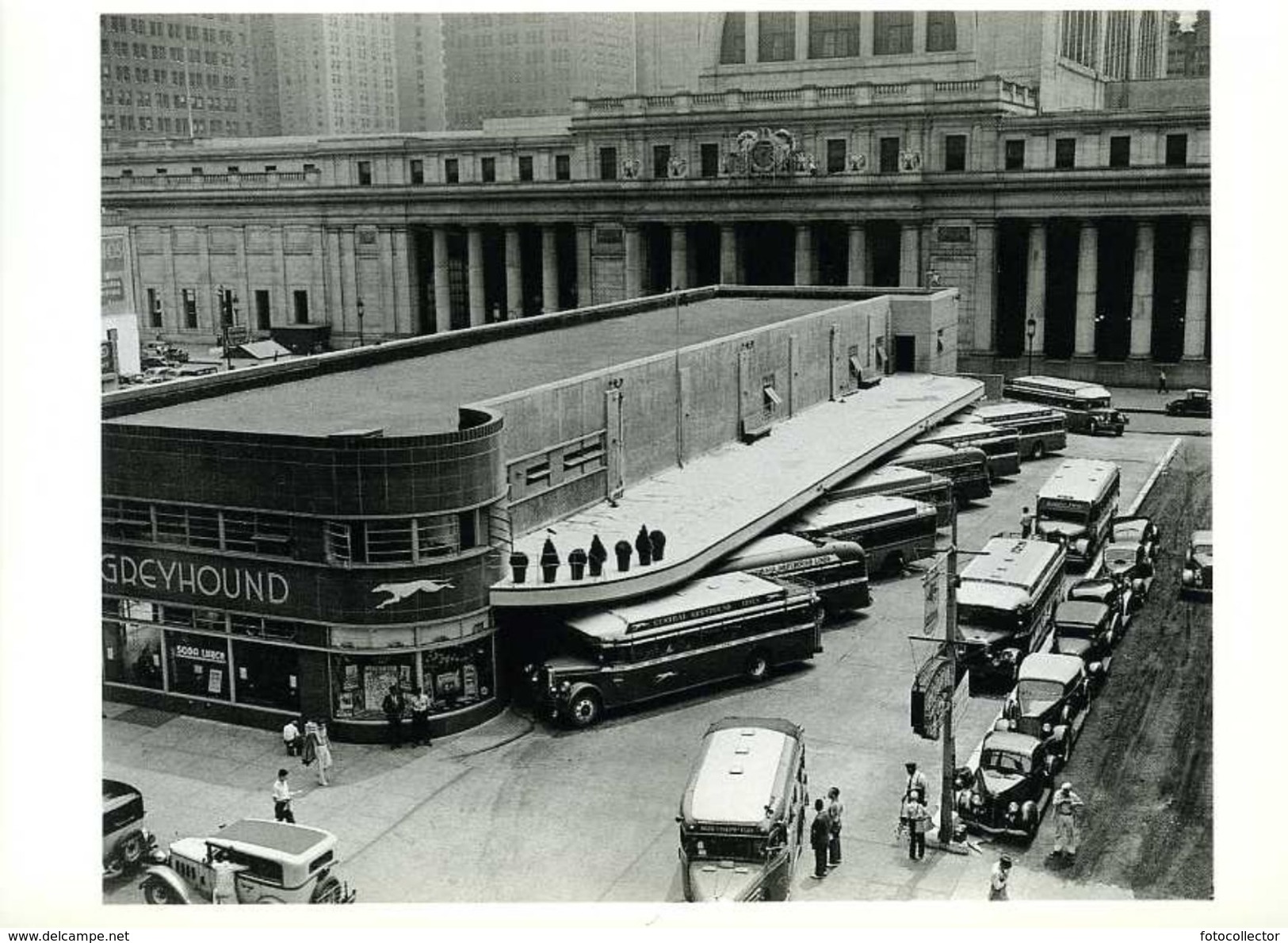 New York 1936 : Greyhound Bus Terminal (and Pennsylvania) Par Berenice Abbott - Transportmiddelen