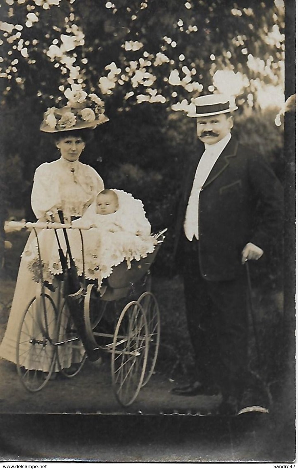 CPA Carte PHOTO. Couple Endimancher Et Leur Bébé Dans Le Landau.  .B216 - Coppie