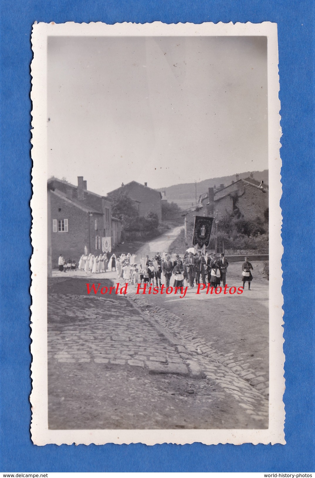 Photo Ancienne - CHEVEUGES Ou CHEHERY ( Ardennes ) - Procession Dans Le Village - Lieux