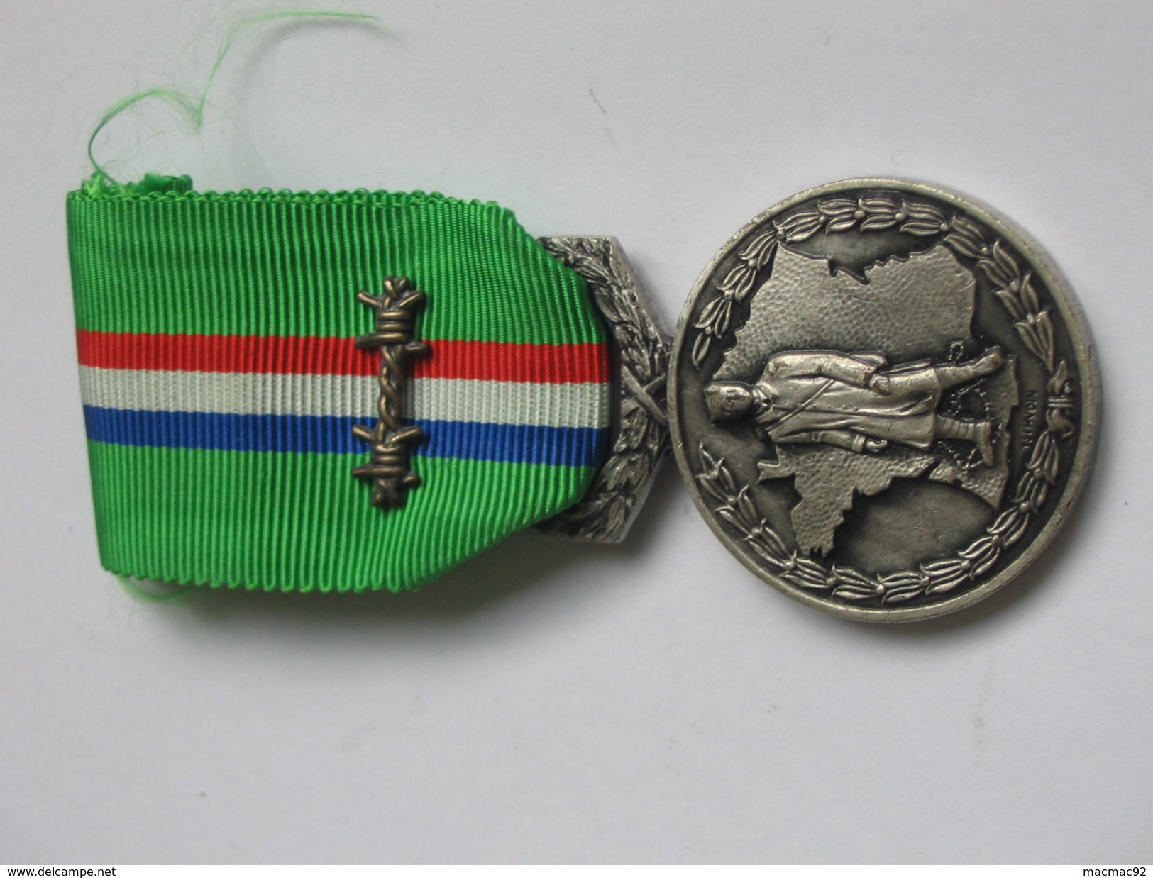 Médaille / Décoration  FNCPG - UNIS COMME AU CAMP   **** EN ACHAT IMMEDIAT **** - France