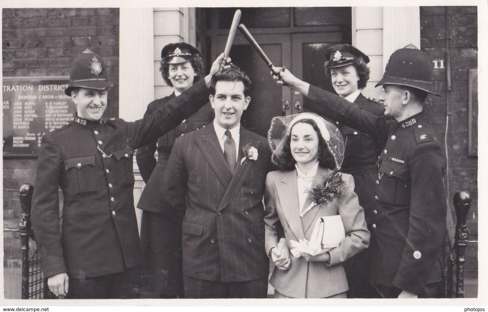 Photo  Format Carte : Policeman Wedding In Leeds    Y E News Photo  Trinity Street Leeds - Places