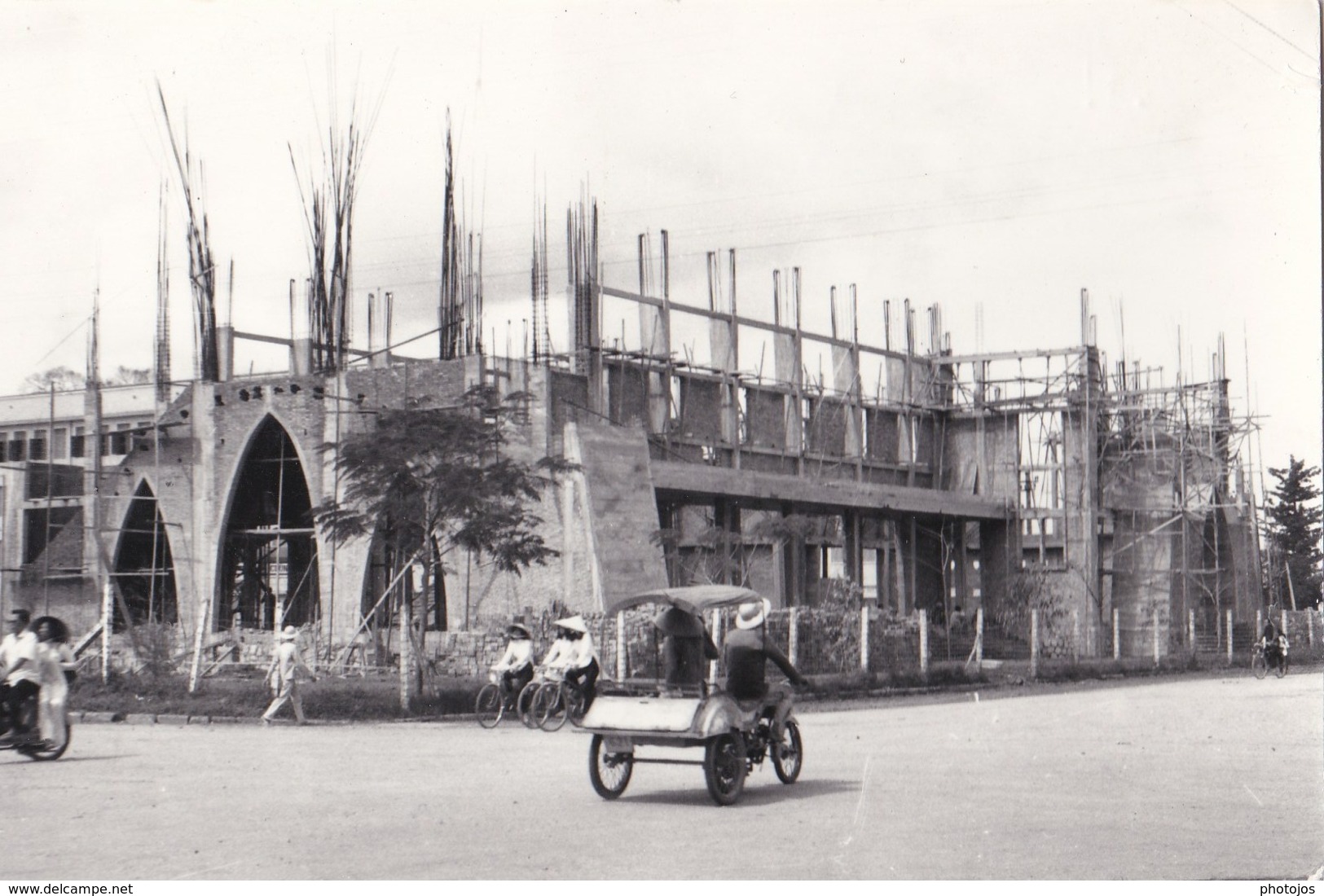 Photo  Format Carte : Long Xuyen (Indochine Vietnam) Cathédrale Regina Pacis En Construction  Signé Ngu 1966 - Lieux