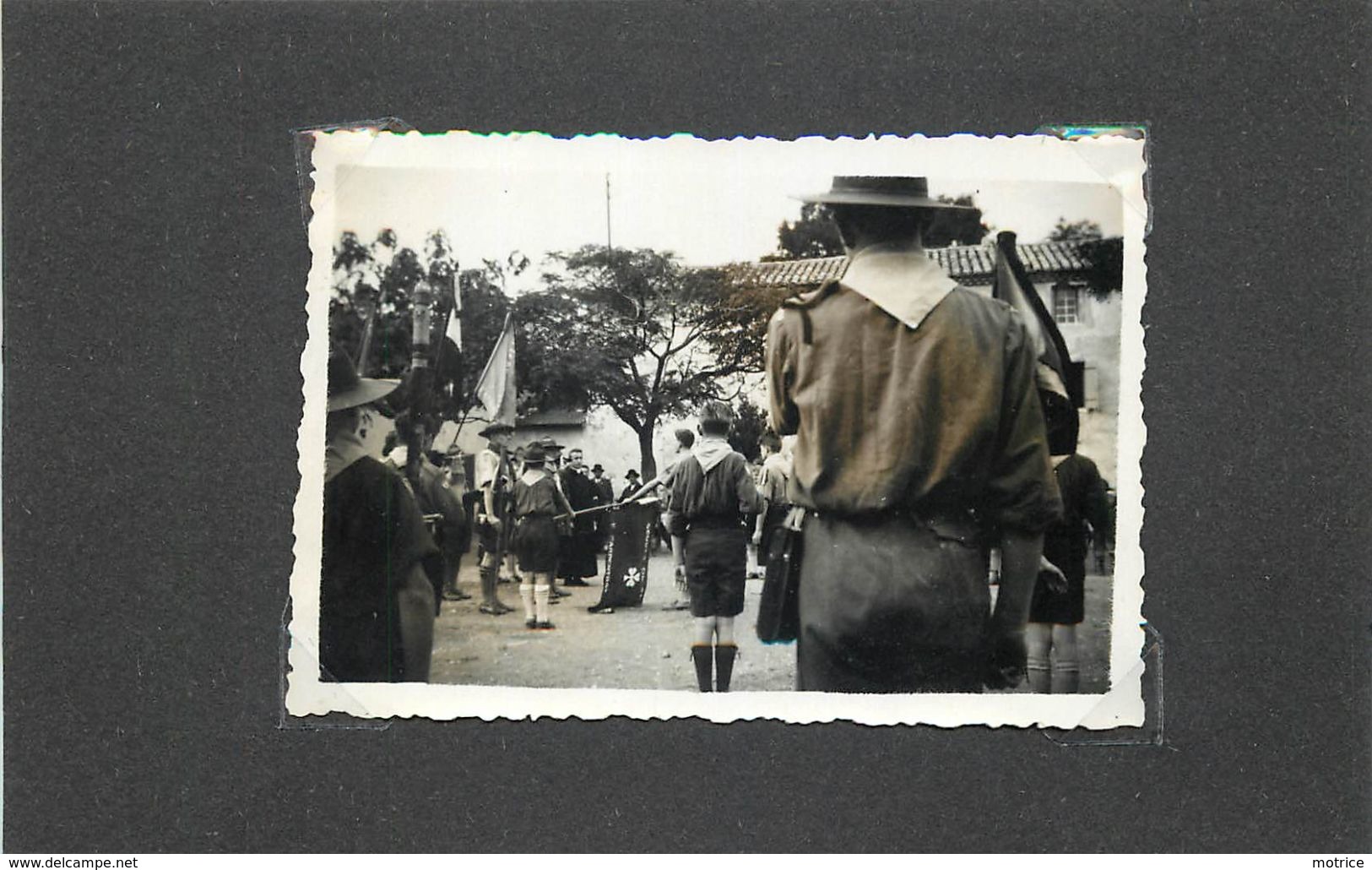 CAMP DE SCOUTS  -en 1932 Drapeau Carpentras (photo Format 8,8cmx6,1cm Montée Sur Un Support Format Carte Ancienne) - Altri & Non Classificati