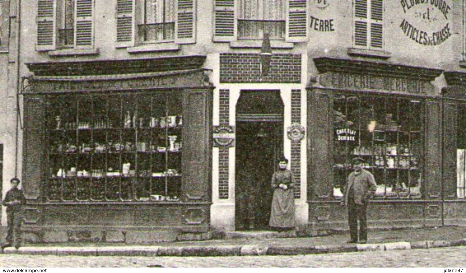 CPA 95   CHARS  1919     LE ROND POINT RUE DE GISORS  ANIMEE  MAGASIN EPICERIE MERCERIE CAFE DE LA MAIRIE - Chars