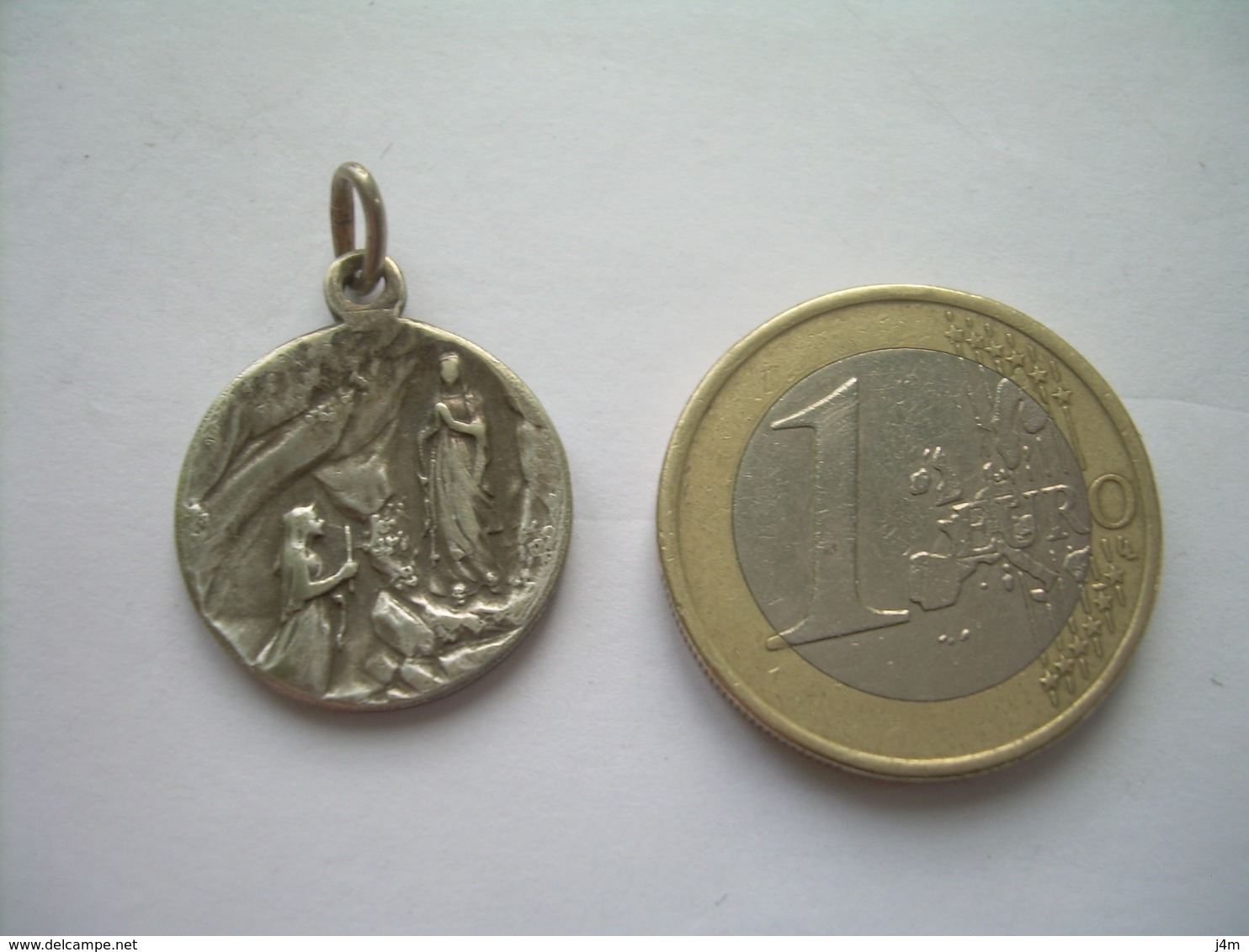 MEDAILLE Religieuse En METAL ARGENTE .. VIRGO VIRGINUM / NOTRE DAME De LOURDES.. 2 Scans - Godsdienst & Esoterisme