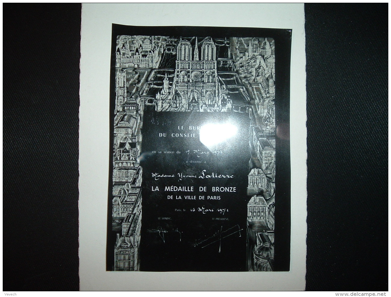 NEGATIF DE PHOTO LE BUREAU DU CONSEIL DE PARIS MEDAILLE DE BRONZE à YVONNE LATIERRE 16 MARS 1971 - Autres & Non Classés