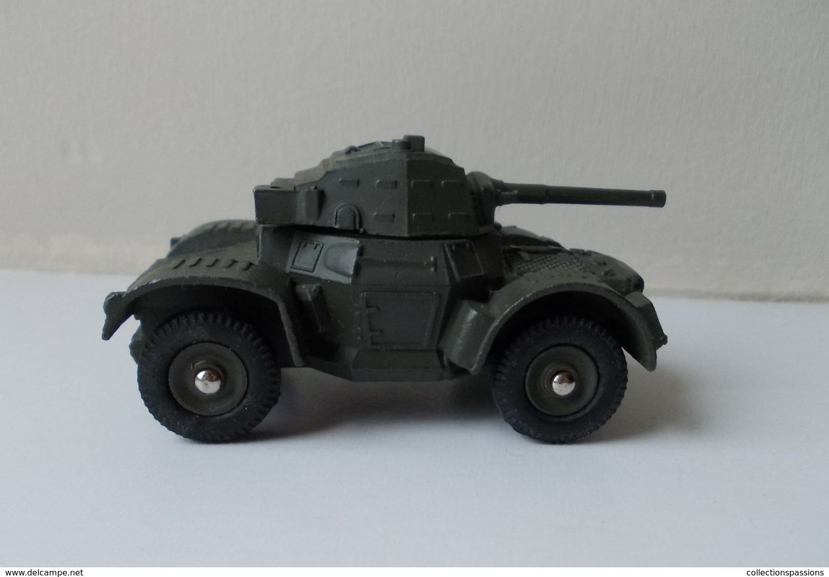 - Char - DAIMLER ARMOURED CAR - Dinky Toys - - Tanks