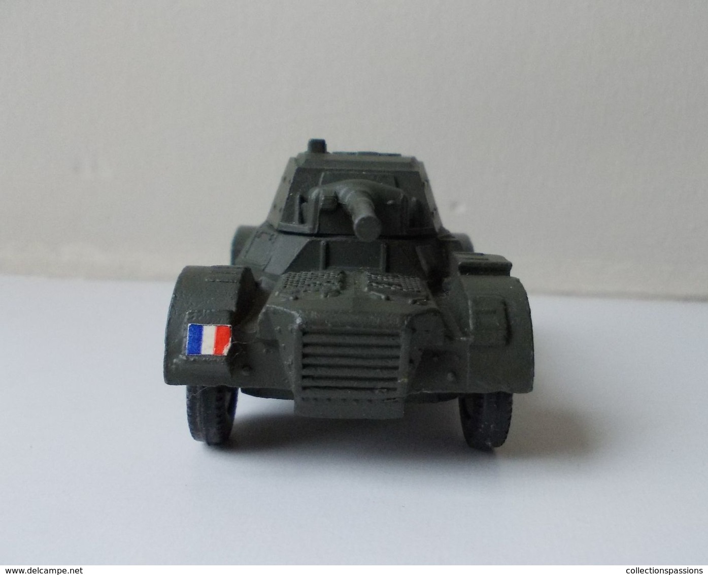 - Char - DAIMLER ARMOURED CAR - Dinky Toys - - Tanks