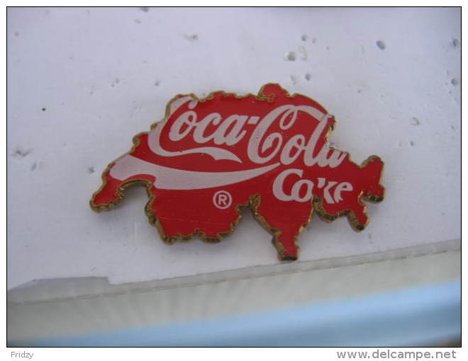 Pin's Coca Cola Coke. Pin's En Forme Du Pays De La Suisse - Coca-Cola