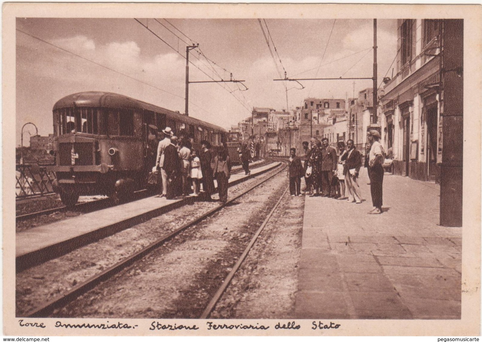 A124 TORRE ANNUNZIATA NAPOLI STAZIONE FERROVIARIA DELLO STATO ANIMATA 1950 CIRCA - Torre Annunziata