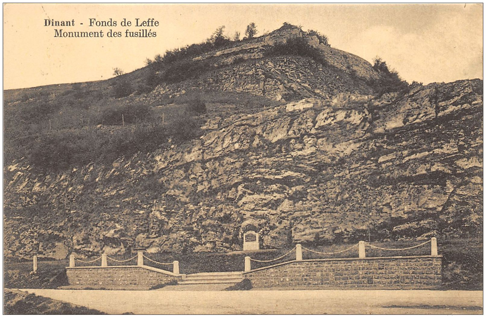 Dinant - Fonds De Leffe - Monument Des Fusillés - Dinant