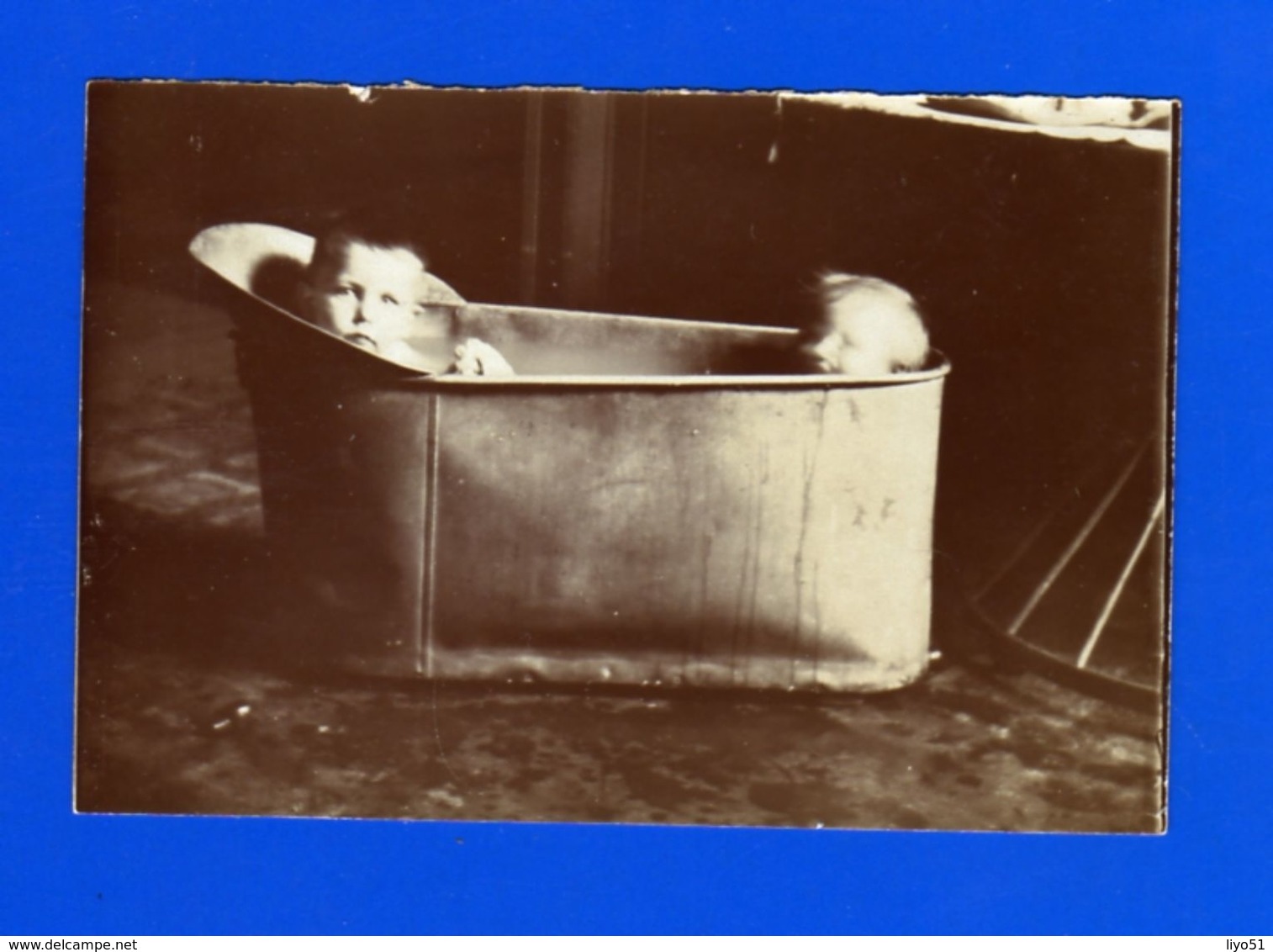 Bébé . Quatre Photographies Anciennes  Sépia  . Bébés Dans Landaus , Dans Baignoire En Zinc , Sur Pots De Chambre - Other & Unclassified