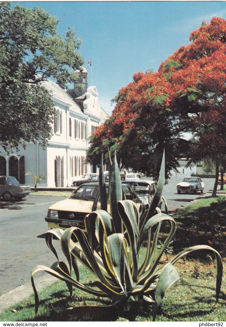 Saint-Pierre. L'Hôtel De Ville. Automobiles Autobianchi, Simca 1000, Citroën GS Etc. - Saint Pierre