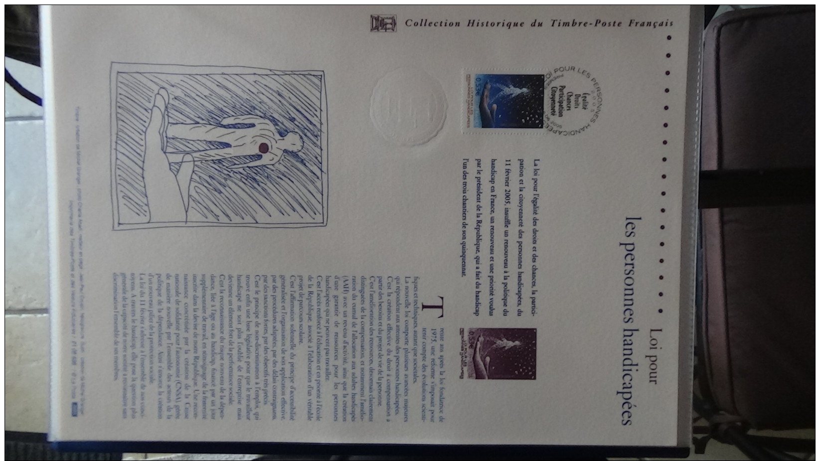 Album de 70 documents philatéliques de France ( timbres et blocs). 3 albums achetés = port 19.20 OFFERT !!!