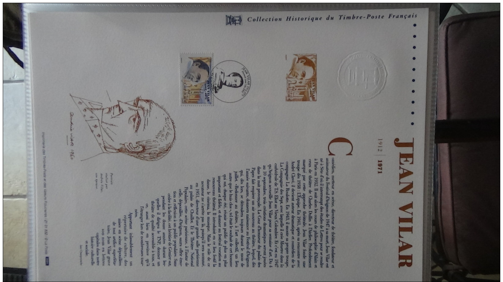 Album de 70 documents philatéliques de France ( timbres et blocs). 3 albums achetés = port 19.20 OFFERT !!!