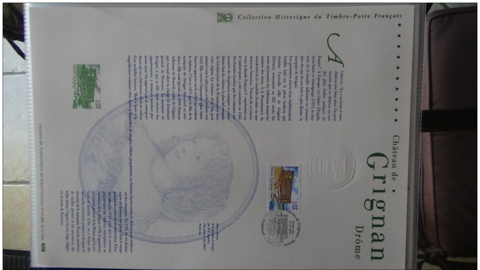 Album de 70 documents philatéliques de France ( timbres et blocs). 3 albums achetés = port 19.20 OFFERT !!!