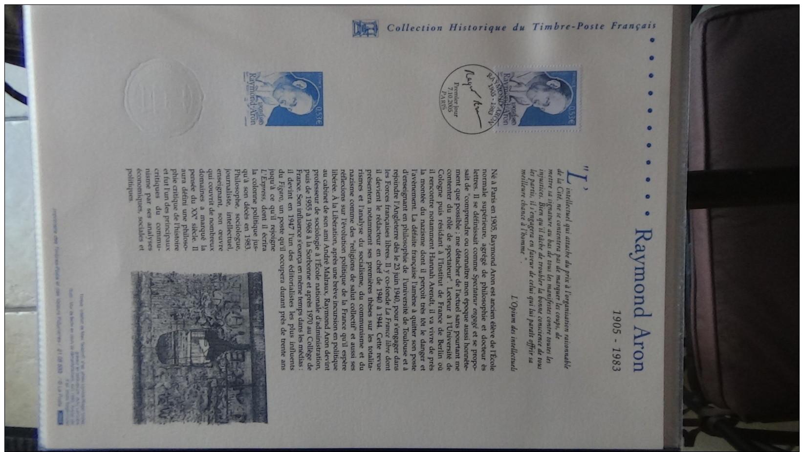 Album de 70 documents philatéliques de France ( timbres et blocs). 3 albums achetés = port 19.20 OFFERT !!!