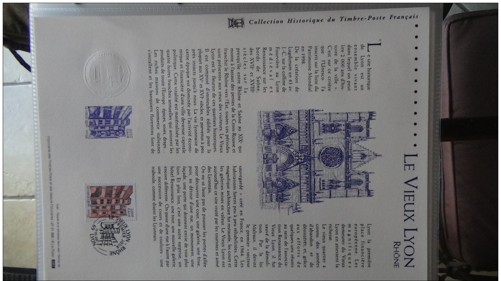 Album de 70 documents philatéliques de France ( timbres et blocs). 3 albums achetés = port 19.20 OFFERT !!!