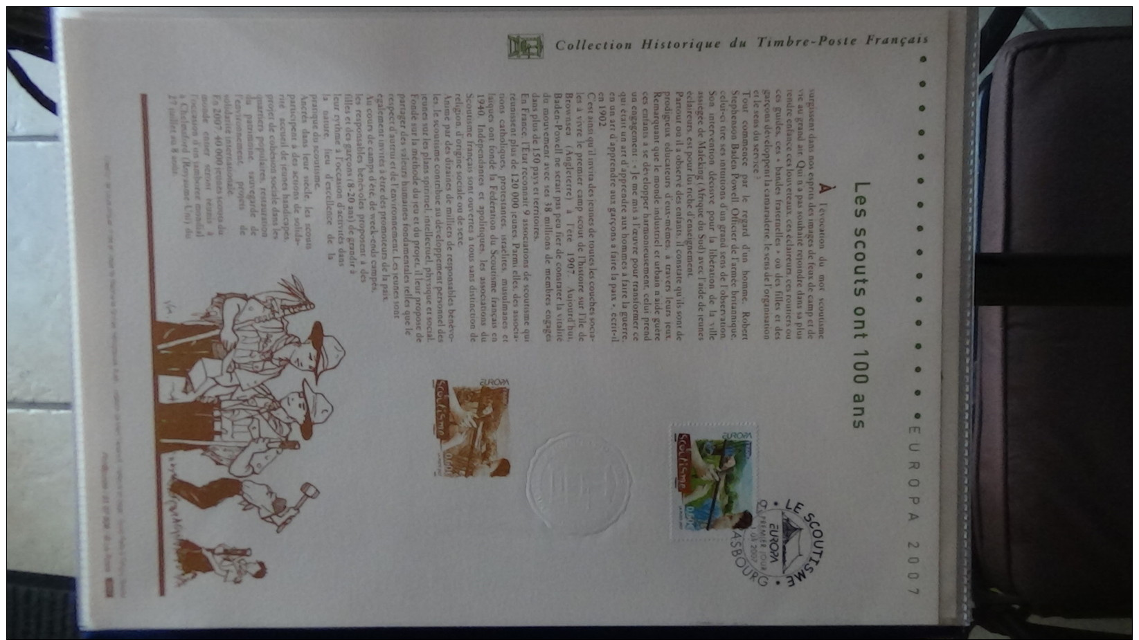 Album de 64 documents philatéliques de France ( timbres et blocs). 3 albums achetés = port 19.20 OFFERT !!!