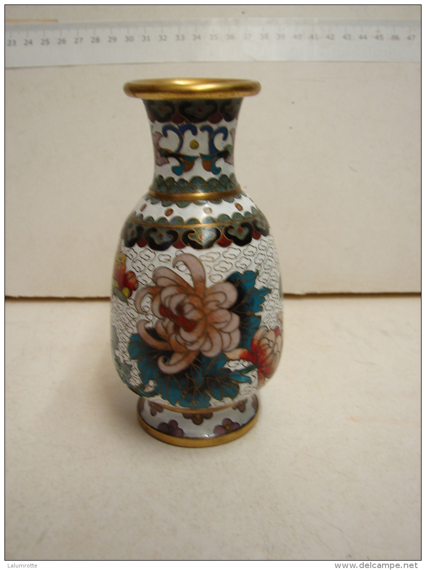 CM. 2. Petit Vase En Laiton à Cloisonnages - Cuivres