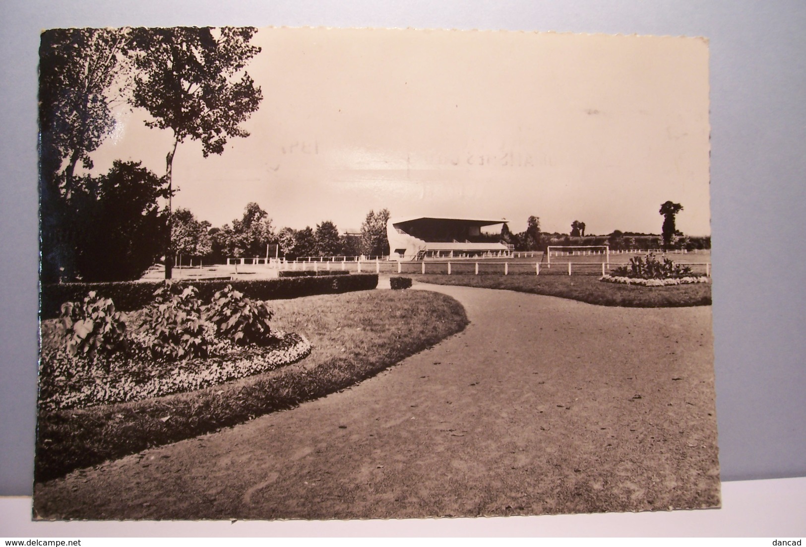 BOURBON-LANCY  THERMAL   ---   Le Stade  Saint-Denis   - ( Pas De Reflet Sur L'original ) - Autres & Non Classés