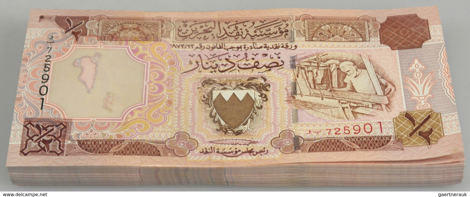 Bahrain: Bundle With 100 Pcs. 1/2 Dinar L.1973 (1998) With Running Serial Numbers, P. 18 In UNC Cond - Bahreïn