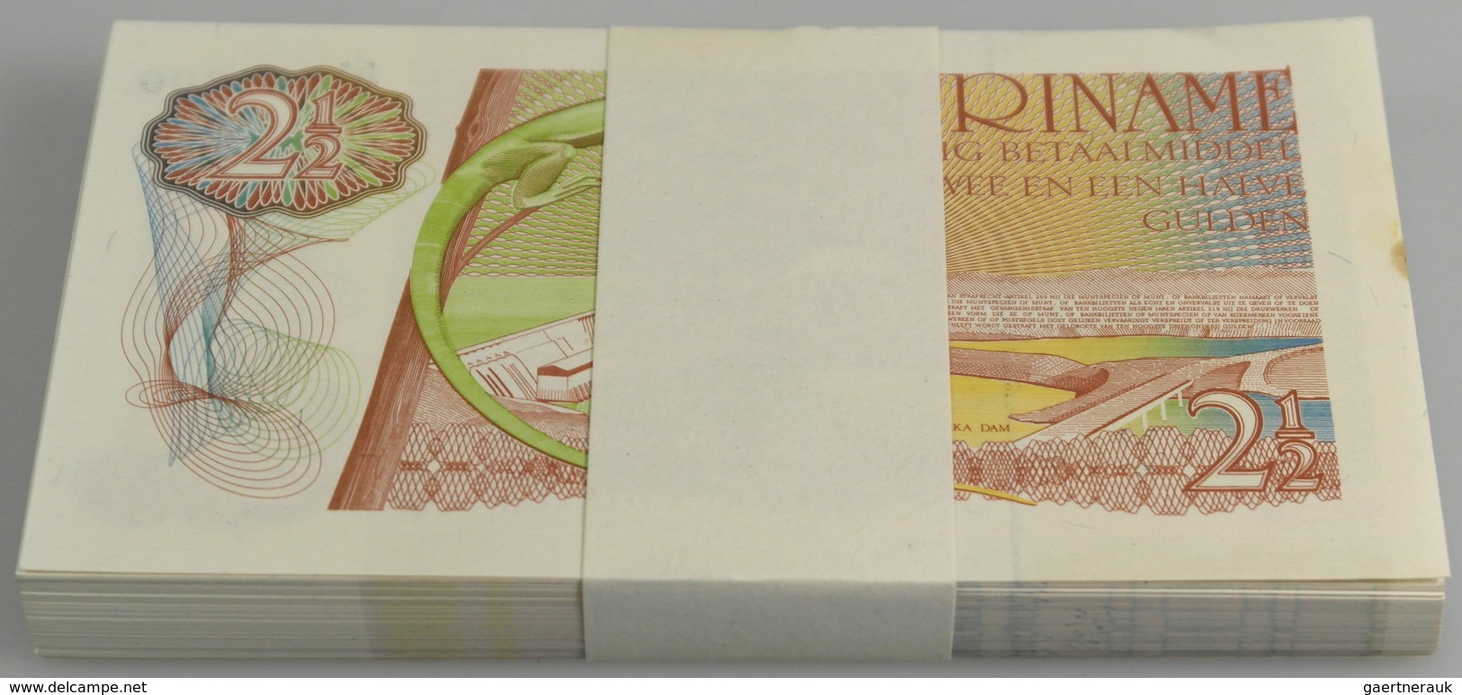 Suriname: Bundle With 100 Pcs. 2 1/2 Gulden 1985, P.119 With Running Serial Numbers In AUNC/UNC Cond - Surinam