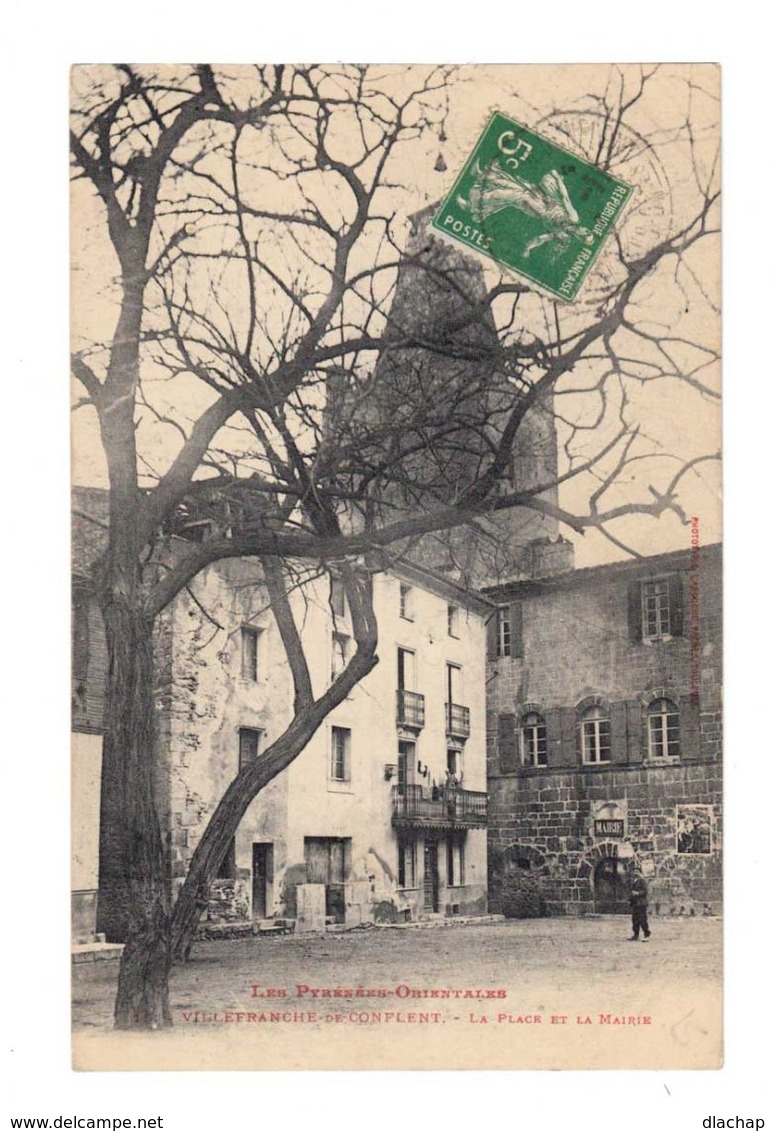 Les Pyrénées Orientales. Villefranche De Conflent. La Place Et La Mairie. (2275) - Autres & Non Classés