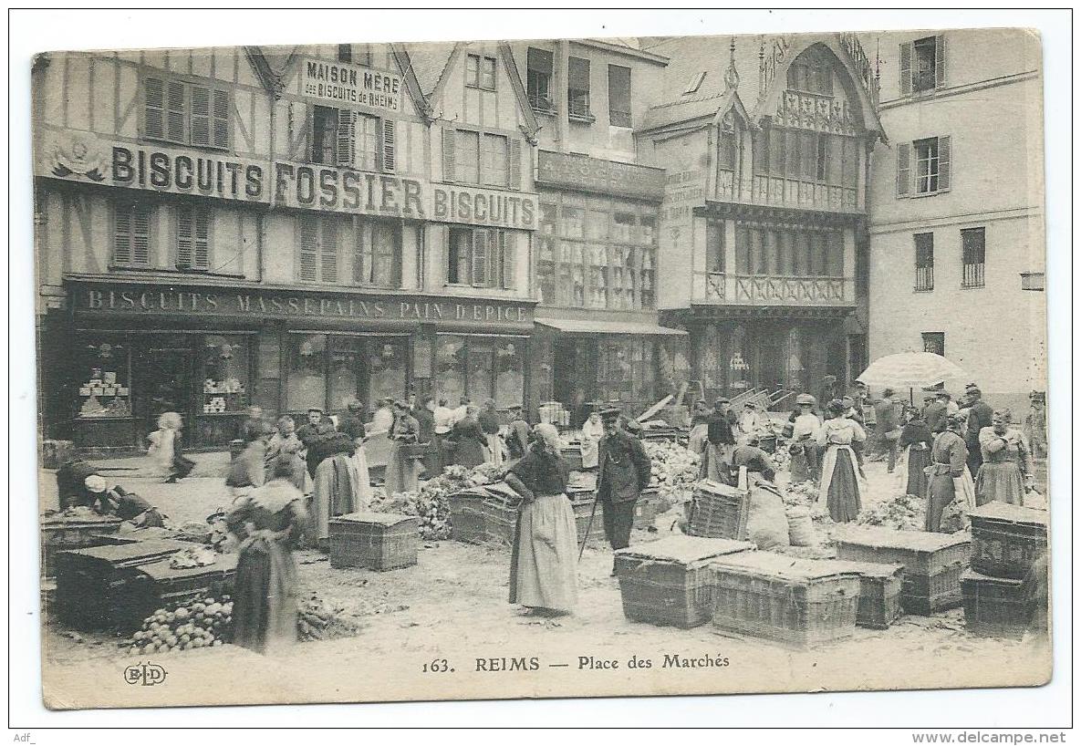 JOLIE CPA REIMS TRES ANIMEE BELLE ANIMATION SUR LA PLACE DES MARCHES, MARCHE, MAGASIN DES BISCUITS DE RHEIMS FOSSIER, 51 - Reims