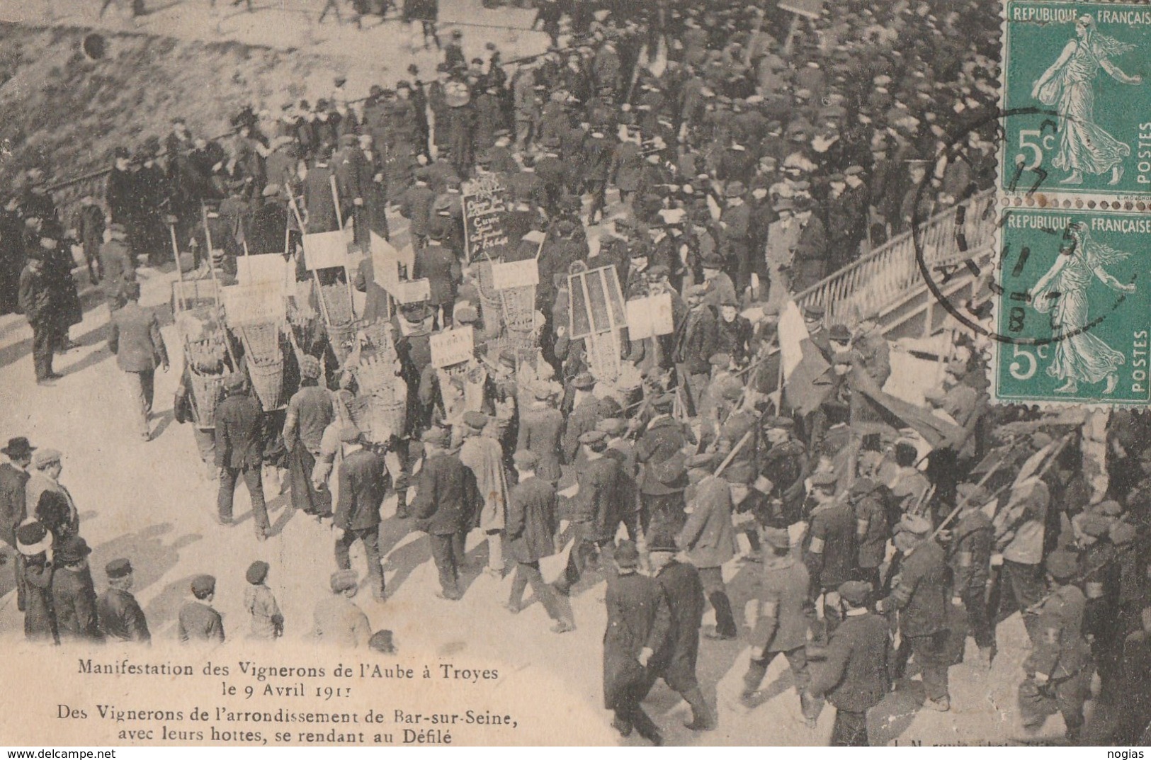 MANIFESTATION DES VIGNERONS DE L'AUBE A TROYES LE 9.4.1911 - LES VIGNERONS  DE BARS/S/SEINE AVEC LEURS HOTTES SE RENDENT - Manifestazioni