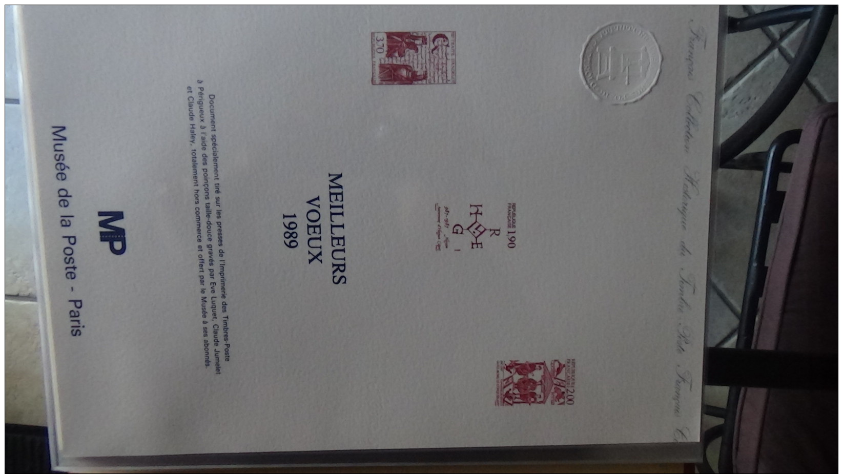 Album de 47 documents philatéliques de France ( timbres et blocs). 3 albums achetés = port 19.20 OFFERT !!!