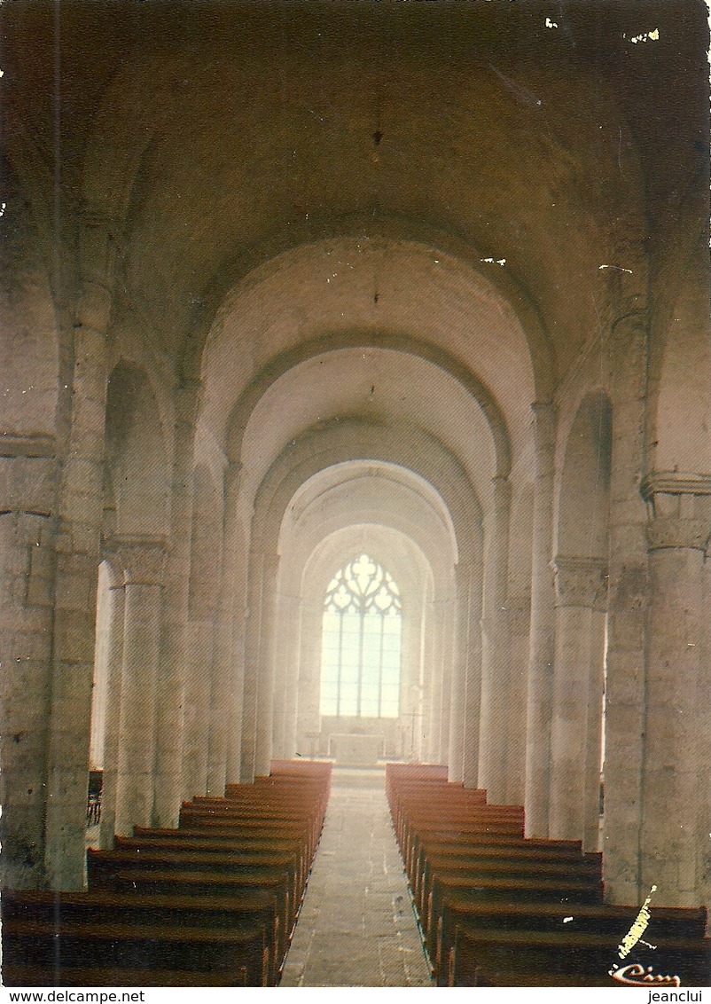 CPM. CHAMPDENIERS . EGLISE NOTRE-DAME . LA NEF CENTRALE . ECRITE AU VERSO - Champdeniers Saint Denis