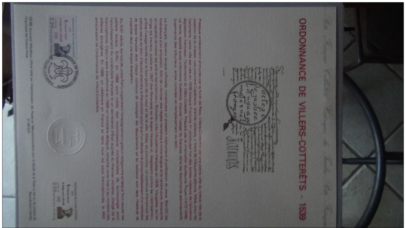 Album de 40 documents philatéliques de France ( timbres et blocs). 3 albums achetés = port 19.20 OFFERT !!!