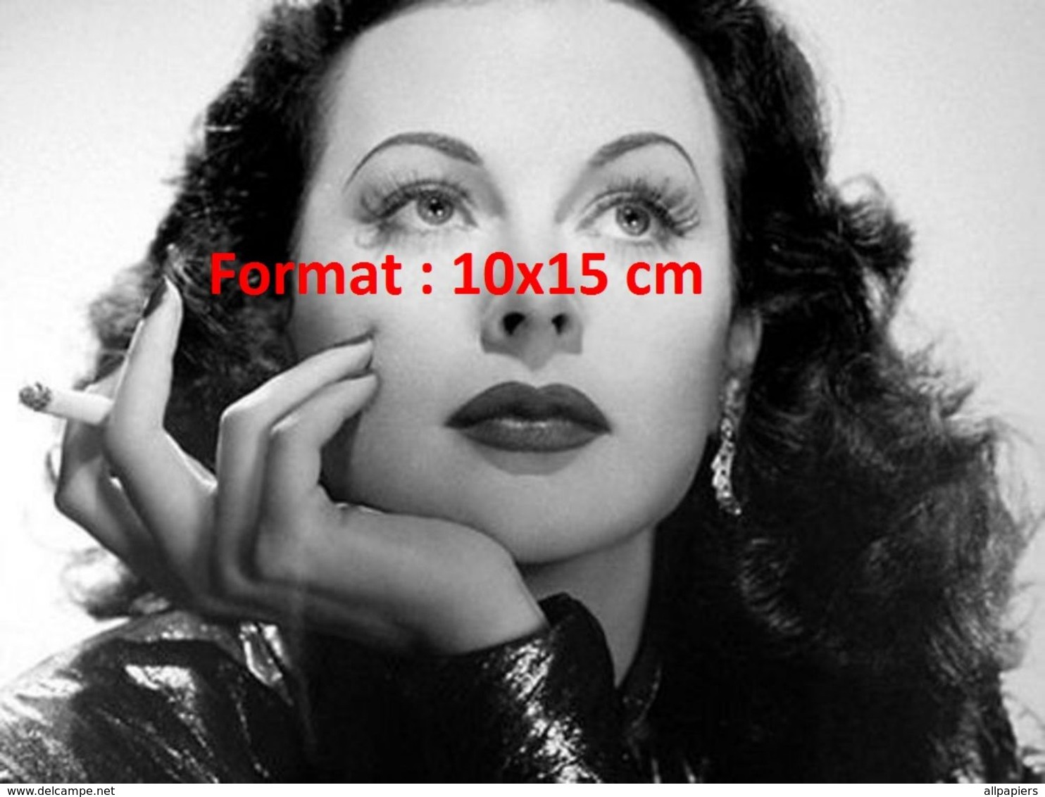 Reproduction D'une Photographie D'un Portrait De Hedy Lamarr Tenant Une Cigarette - Autres & Non Classés