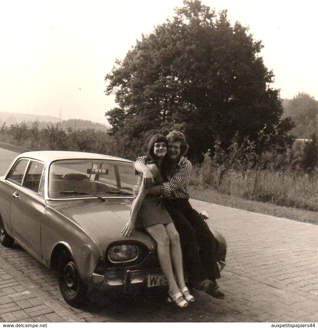 2 Photos Originales Ford Taunus 17M 2 Portes Coupé (P3) 1960–64 - Jeune Couple Amoureux à La Femme Top Modèle 1971 - Automobili