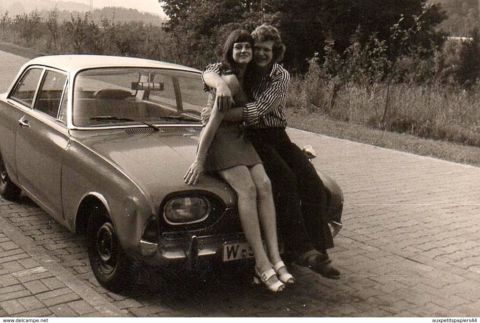 2 Photos Originales Ford Taunus 17M 2 Portes Coupé (P3) 1960–64 - Jeune Couple Amoureux à La Femme Top Modèle 1971 - Automobili