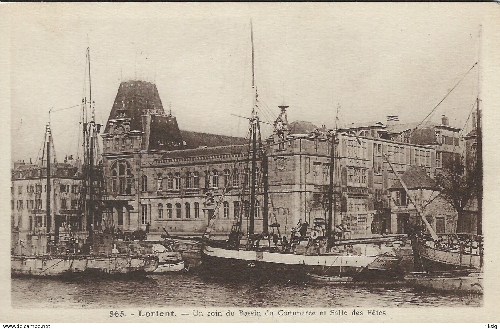 Old Boats - Ships   Lorient - Un Coin Du Bassin Du Commerse Et Salle Des Fetes.    France.  S-4154 - Other & Unclassified