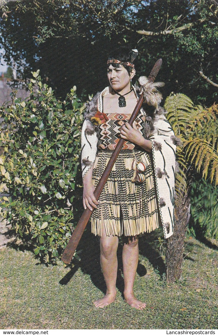 Postcard New Zealand Maori Maid With Taiaha My Ref B22152 - New Zealand