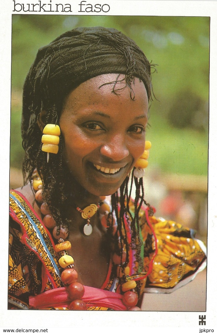 BURKINA FASO - Jeune Femme Peulh, Ses Bijoux D'or, D'ambre Et D'agathe Rehaussent Sa Beauté - FEMME - FILLE - AFRICAINE - Burkina Faso