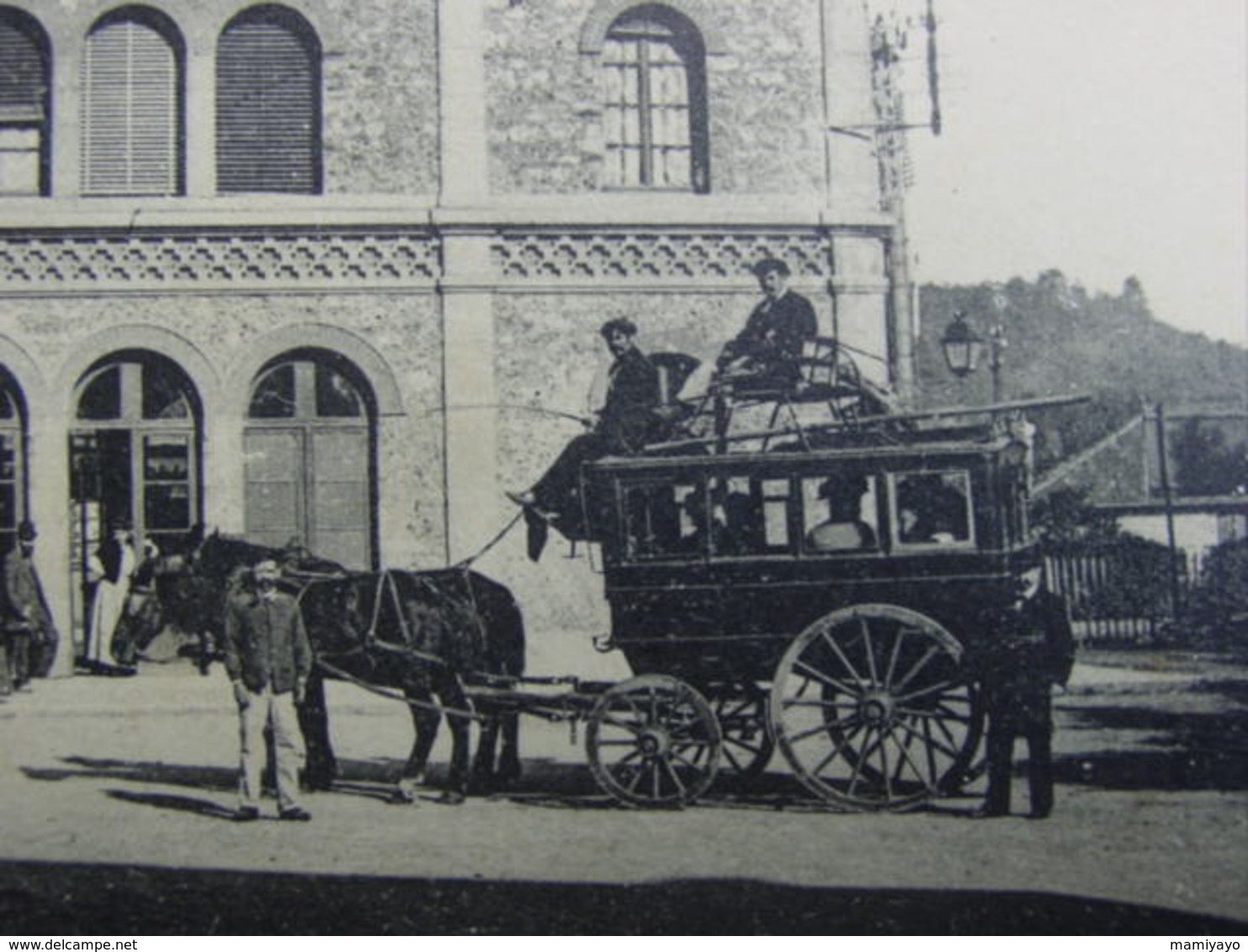 ESSONNE / 2 CPA :LA GARE D'ORSAY (S.&O.)avec L'omnibus (diligence) & Rue De Paris à ESSONNES . - Orsay