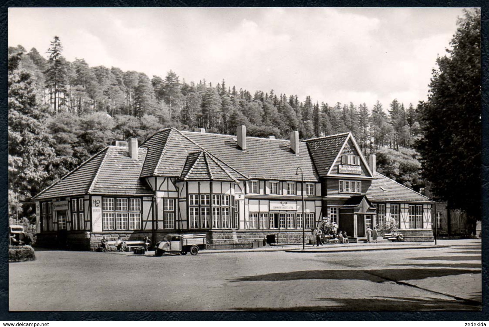 B0703 - Bahnhof Reinhardsbrunn Gaststätte- PKW Auto Dreirad Straßenszene  - Krieg Jena - Turismo