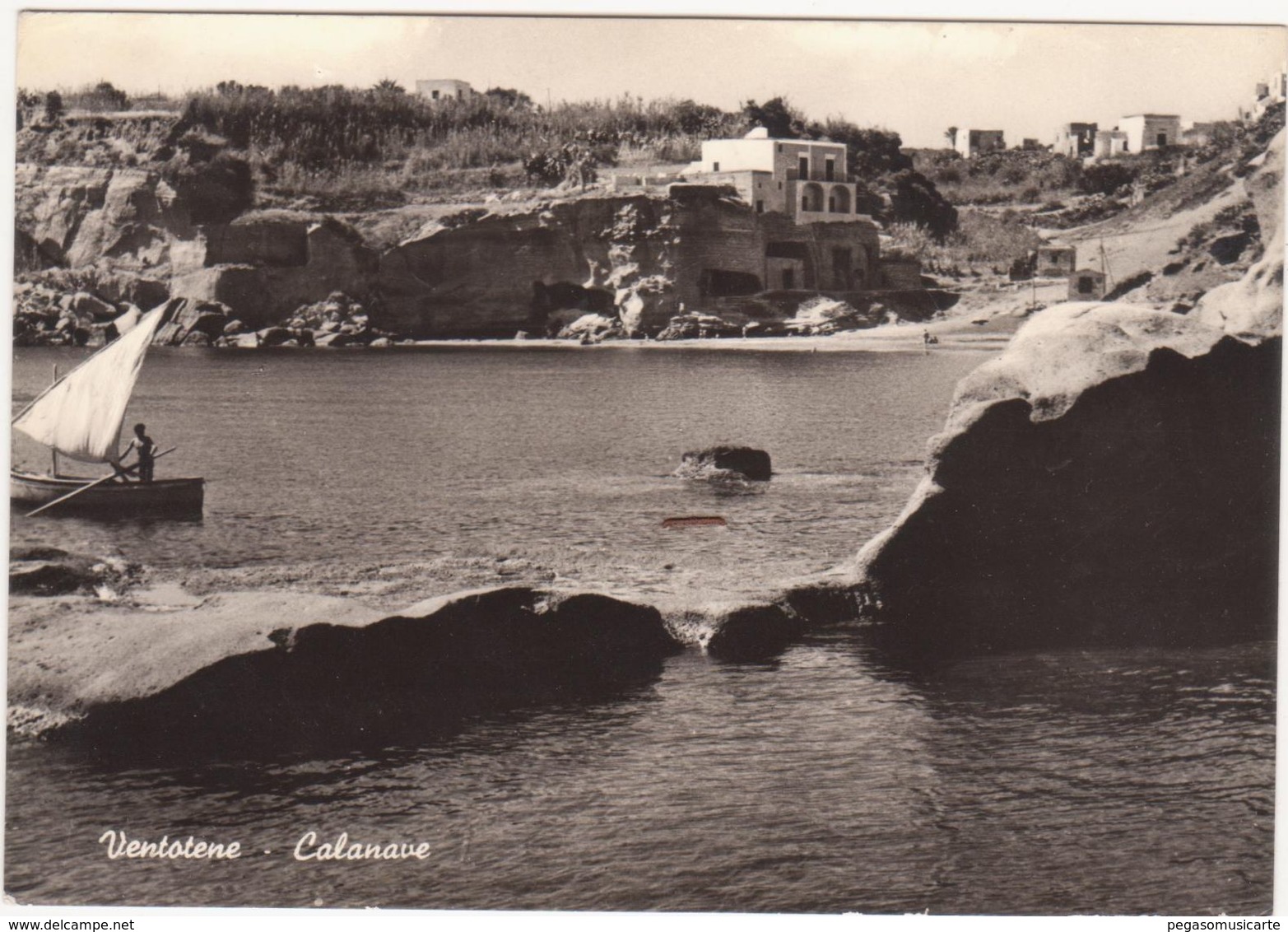 M332 VENTOTENE LATINA CALANAVE PUNTINA METALLICA AL CENTRO ANIMATA 1966 - Latina